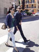 组图：佟大为夫妇戛纳街拍恩爱相随