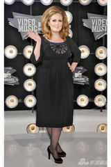 组图：阿黛尔冷艳登时尚杂志 经典黑色礼服盘点