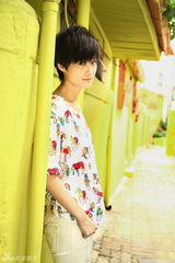 组图：李宇春韩国行绚烂街拍曝光