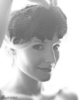 高清组图：克里斯汀-贝尔登封面 演绎复古风情