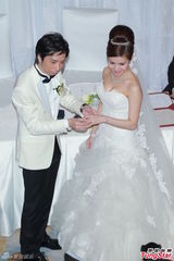 组图：张美妮穿传统裙褂出嫁 新郎深情热吻