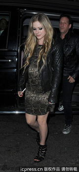 组图：艾薇儿甜美亮相 蟒蛇纹连衣裙抢镜