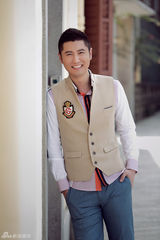 组图：任重最新户外写真悠闲随意