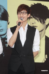 组图：SJ-M台北签唱会 兄弟情深互喂台湾小吃