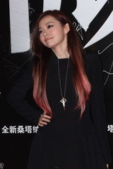 组图：2012新浪微博之夜红毯-张靓颖黑裙秀美腿