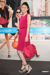 组图：安以轩桃红裙装出席代言 自曝有电影将上映