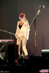 组图：歌手张悬香港开音乐会 炫彩短发超High