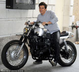 组图：奥兰多骑机车耍帅 拉莎德猛扑送激吻