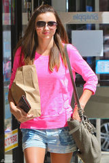 高清图：超模米兰达-可儿街拍 粉色上衣搭短裤