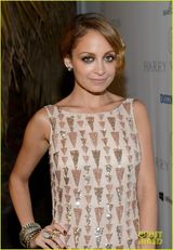 组图：阿尔芭裸色裙娇俏亮相 妮可-里奇露背秀纹身