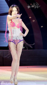 组图：成都理工上演内衣秀 美腿爆乳比基尼上阵