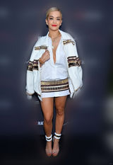 组图：女星格莱美派对竞艳 泰勒透视蕾哈娜真空