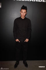 组图：众星出席新店开幕 Angelababy黑色透视秀身材