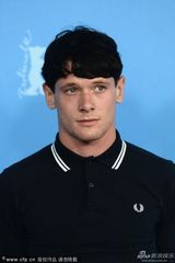 组图：导演扬德芒热撑《71》柏林电影节发布会