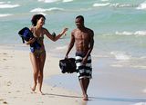 幻灯图集：科特迪瓦中场卡劳和女友迈阿密海滩戏水