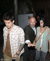 组图：凯蒂和梅耶和好如初 被目击一同就餐