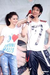 徐若瑄示“爱”王力宏 赠高跟鞋愿其寻真爱(图)