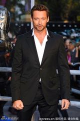 组图：《铁甲钢拳》伦敦首映 休-杰克曼比划拳脚