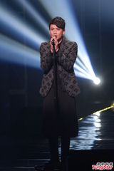 组图：劲歌金曲twins荧光造型 容祖儿扮女强人