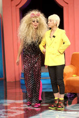 幻灯图：师洋黄色休闲西装亮相 脱口秀节目中耍宝