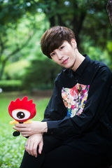 高清组图：独家对话韩国摇滚花美男鲁敏宇