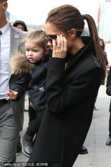 组图：维多利亚抱女儿撑秀 小七烦狗仔偷拍皱眉