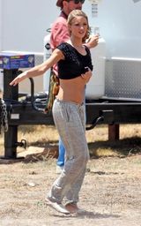 幻灯图集：《变形金刚3》新女星片场休闲不雅姿势