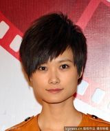 组图：李宇春亮相慈善晚会无袖长款皮衣抢镜