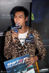 组图：陈伟霆出席游戏发布会 美女相伴目不斜视