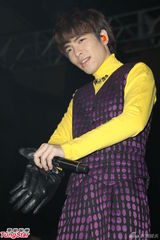 组图：萧敬腾开唱回归音乐本身 一套服装到底