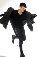 组图：许诺黑色潮装似时尚版蝙蝠侠