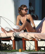 组图：玛丽亚-曼努诺三点式涂防晒霜 性感撩人