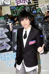 组图：张芸京香港办签唱会与歌迷亲密接触