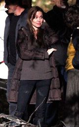 组图：朱莉匈牙利拍导演处女作 皮特随行献吻秀恩爱