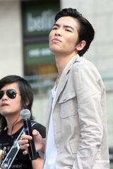 组图：萧敬腾新专辑改版 新片票房告捷手握小金人