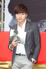 组图：贺军翔举办写真集《南法寄出》签售会