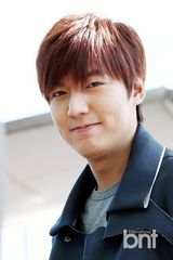 组图：李敏镐飞杭州代言 秀长腿笑容迷人