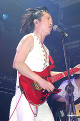 高清图：庾澄庆台北开唱 小S热情拥抱并送上蛋糕