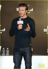 组图：小贝学爱女咬手指 女粉丝获签名内裤兴奋