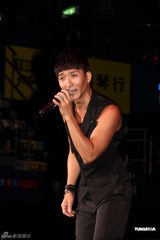 组图：张立基相携美惠纯子 办禁毒慈善金曲演唱会