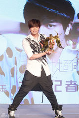 组图：黄鸿升北京记者会 比基尼女郎火辣助阵