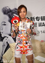 组图：张根硕破烂裤妩媚模仿MJ 笑骂老板是猪