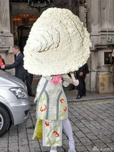 组图：Gaga挤乳沟扮日本艺妓 高举硕大贝壳伞