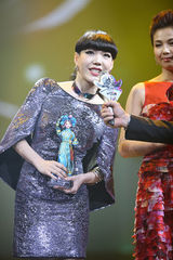 组图：李宇春榜中榜揽3奖 蔡依林险走光