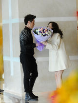 组图：45岁萧蔷与90后男子酒店密会 暧昧相拥