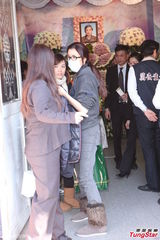 组图：胡瓜母亲告别式 张菲高凌风现身哀悼