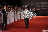 组图：蔡康永着斑马服亮相金马红毯相映成趣