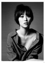 组图：李欣汝黑白格调写真曝光 文艺范儿十足