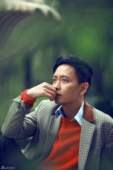 组图：谢君豪曝撞色写真 漫草扶伞演绎从容人生