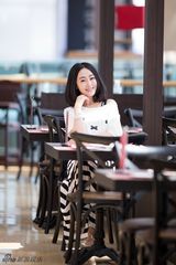 组图：张丁懿夏日写真曝光 清新自然显文艺范儿